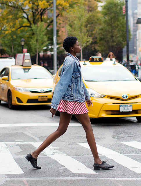 Mini jupe ample + derbies = le bon mix