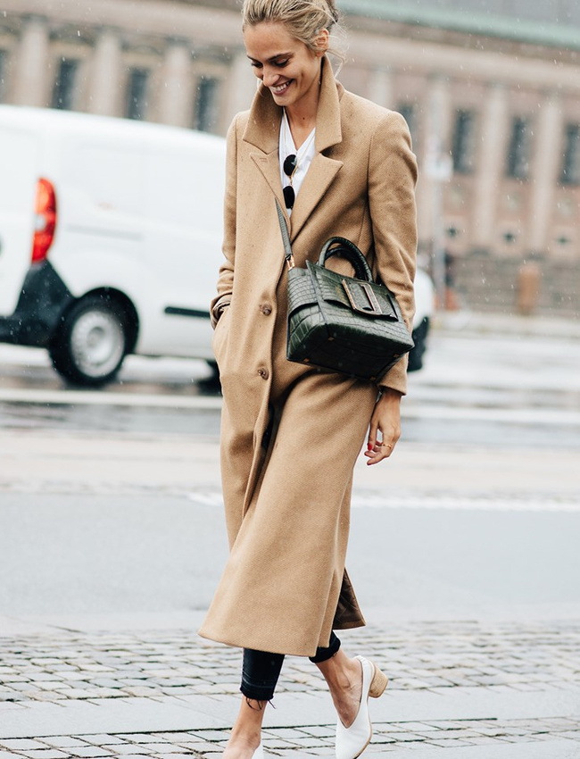 Pardessus camel + escarpins blancs = le bon mix