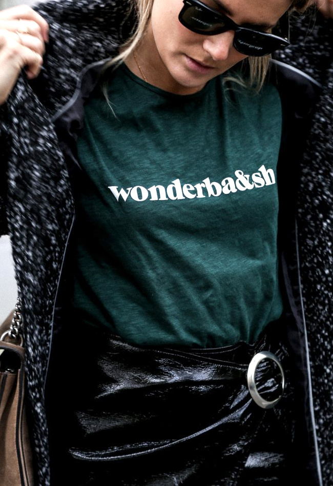 Rien de tel que le duo tee-shirt/manteau oversize pour apaiser une jupe en vinyle