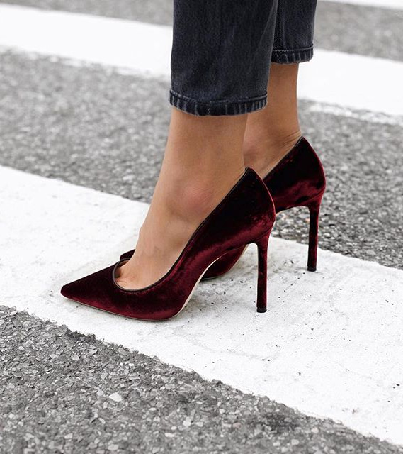 Entre talons vertigineux et velours boudoir, ces escarpins bordeaux donnent des envies de sensualit� cosy