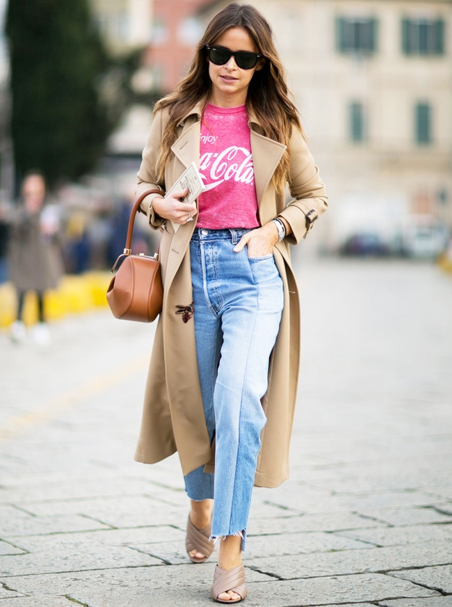 Rien de tel qu'un tee-shirt � logo r�tro pour booster la d�gaine d'un trench camel