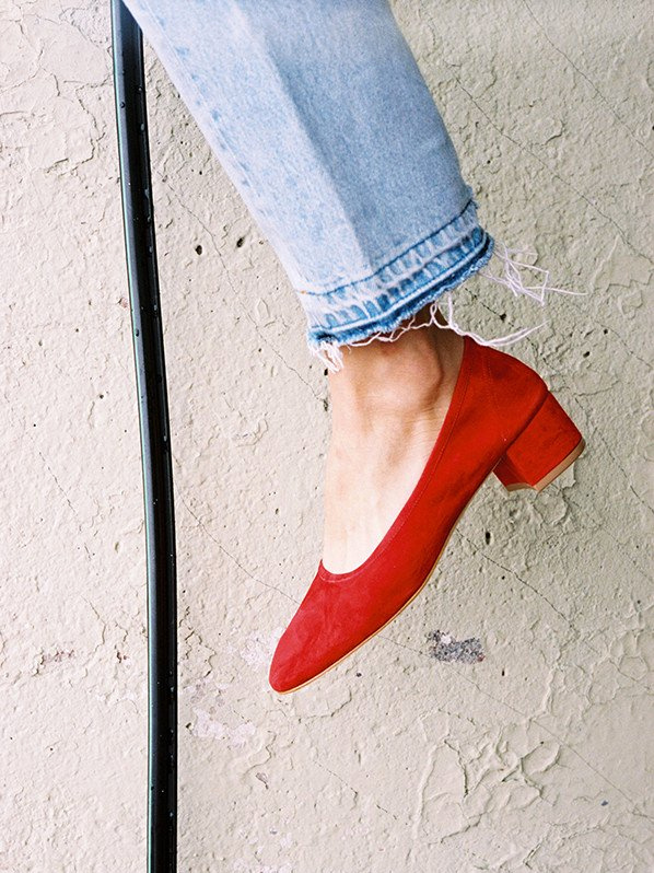 Rien de tel qu'une paire de souliers rouges pour sophistiquer un jean bleu d�lav�