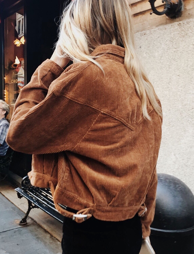 Oui � la fusion entre velours c�tel� et veste en jean !