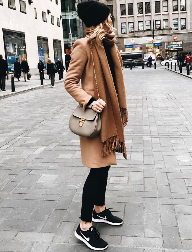 Le duo camel/cappuccino sied bien au noir !