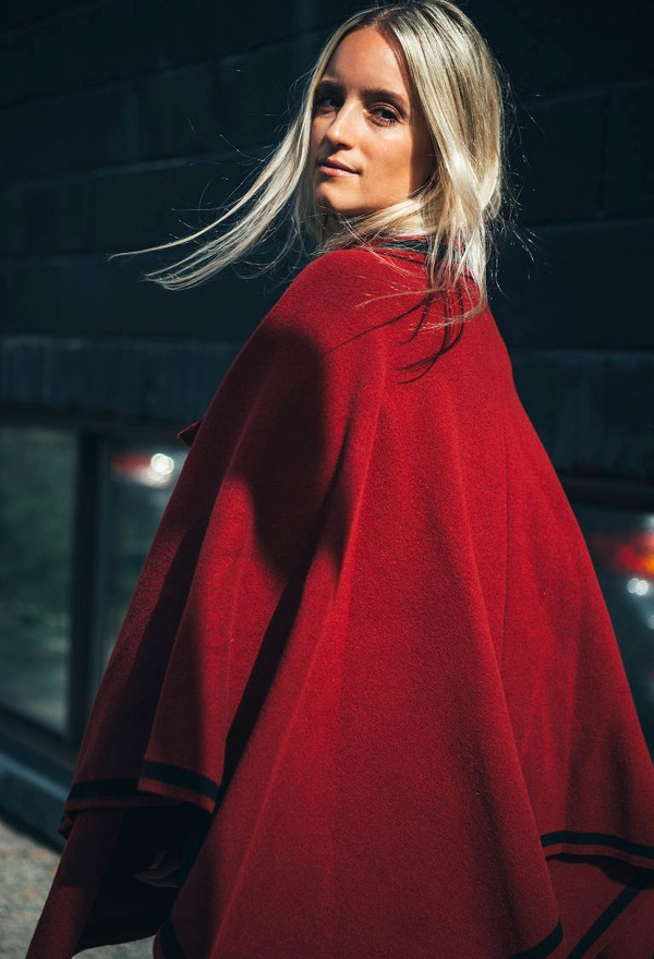 Confortable mais risqu�, le poncho tente une incursion en milieu fashion