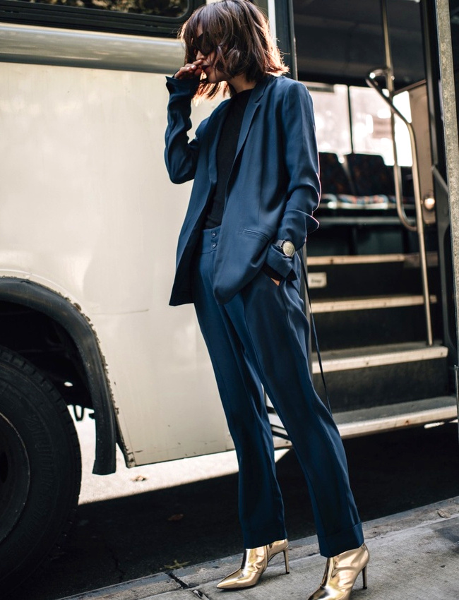 Rien de tel qu'une paire de boots dor�es pour booster la d�gaine d'un costume bleu p�trole