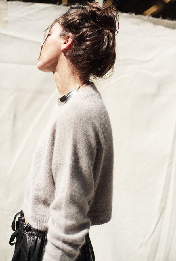 Rien de tel qu'un ras du cou m�tallis� pour booster un petit pull douillet !