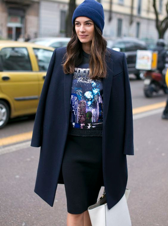 On ne se lasse pas du t�lescopage entre sweat graphique, jupe crayon, bonnet et pardessus masculin