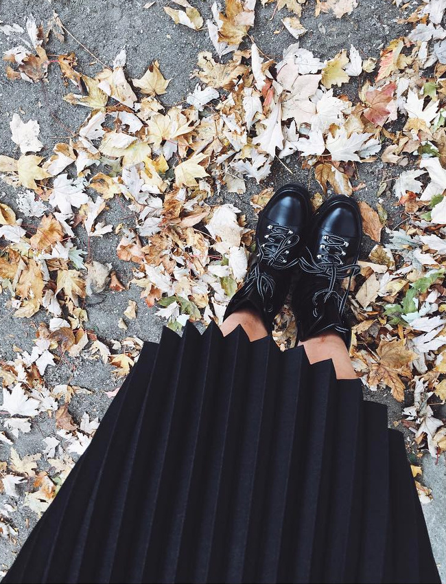 Godillots de montagne noirs + jupe pliss�e midi carbone = le bon mix