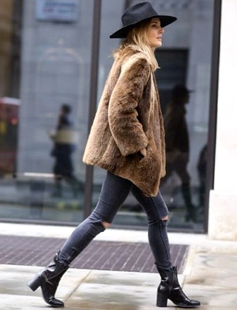 Fausse fourrure + slim destroy + bottines noires montantes = le bon mix