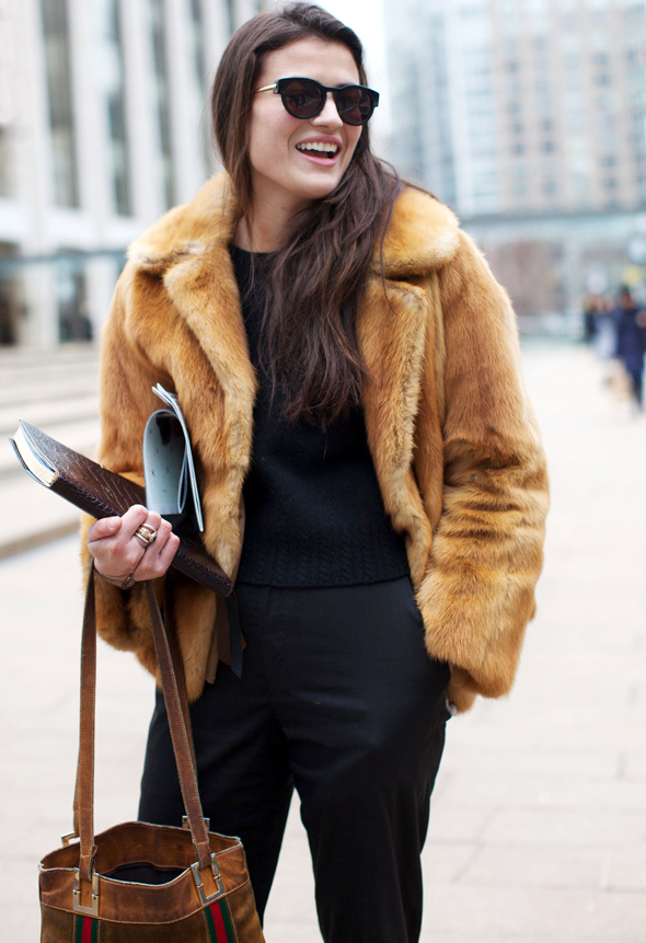 Total look noir + fourrure vintage courte = le bon mix