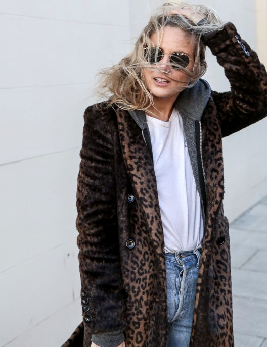 Rien de tel qu'un sweat � capuche pour d�dramatiser un manteau l�opard !