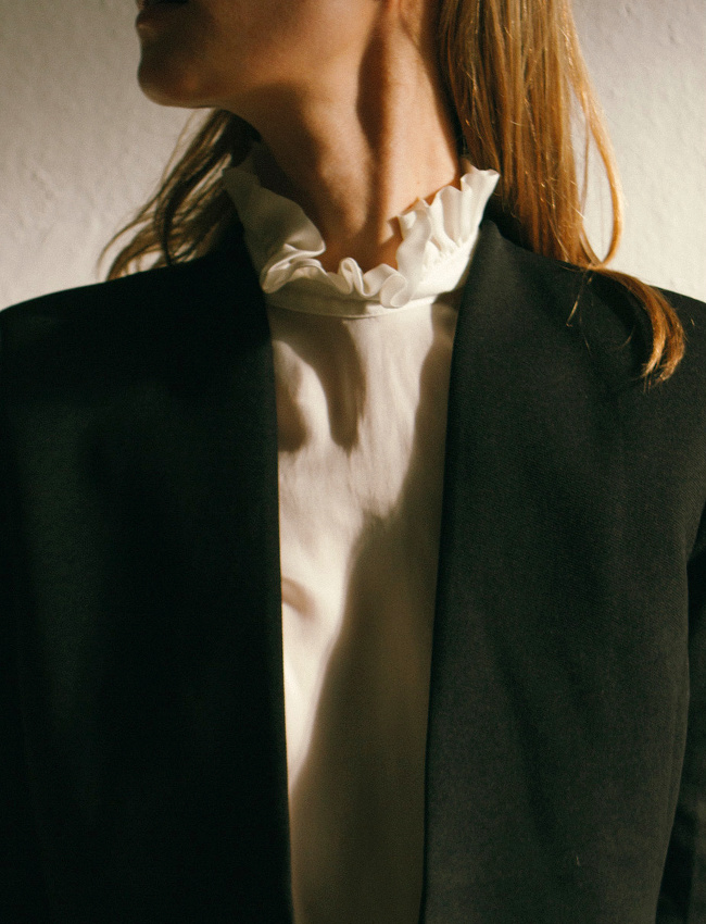 Cette saison, on pense � troquer nos chemises blanches contre une blouse � col volant�