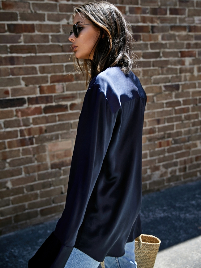 Chemise en soie + jean d�lav� = le bon mix