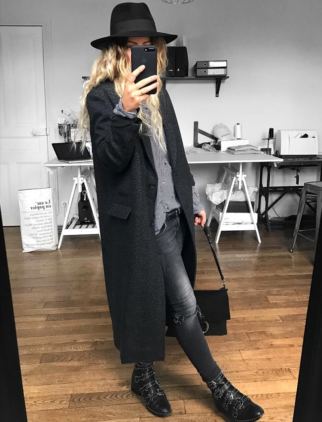 Rien de tel qu'un long manteau masculin pour accompagner de longues boucles dor�es