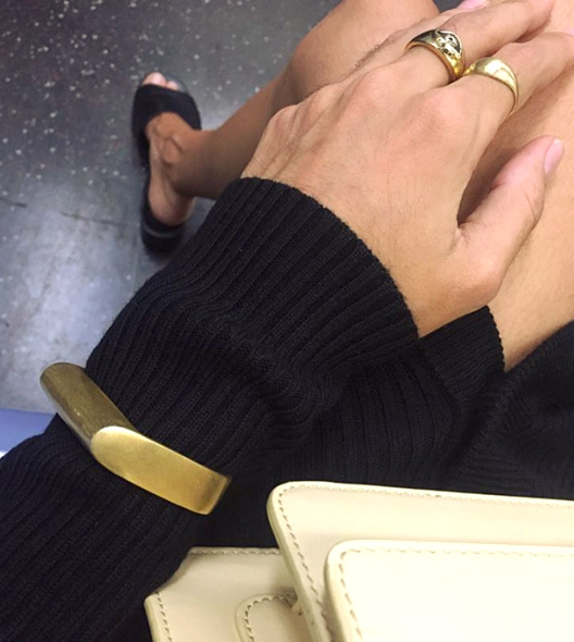 Oui au bracelet manchette port� sur une manche �troite de pull-over en maille c�tel�e !