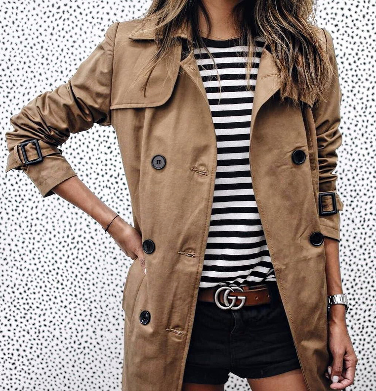 Le trench camel sied bien au duo marini�re/short en jean noir