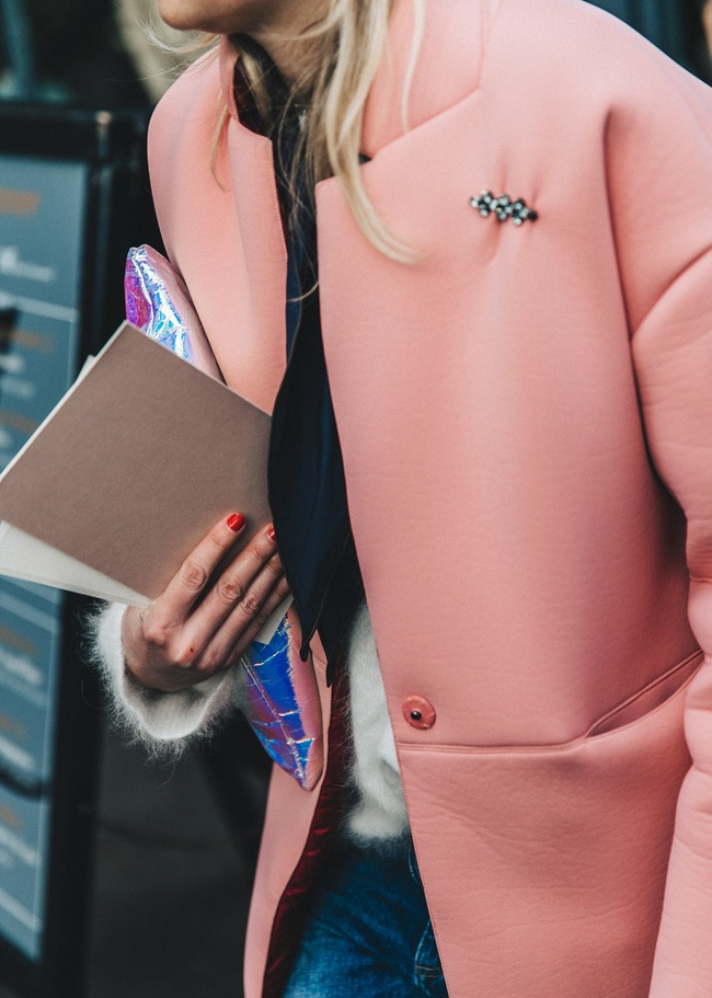 Oui au t�lescopage entre manteau minimaliste et bijou fantaisie faussement pr�cieux !