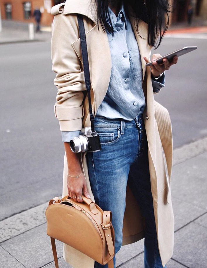 Ne jamais h�siter � twister un look classique via une mati�re inattendue...