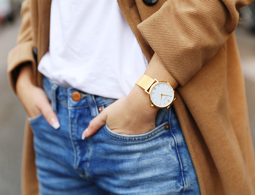 Pardessus camel + tee-shirt blanc + montre dor�e + jean bleu d�lav� = le bon mix