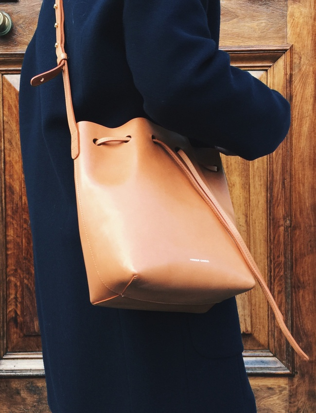 Manteau bleu marine + sac seau camel XL = le bon mix