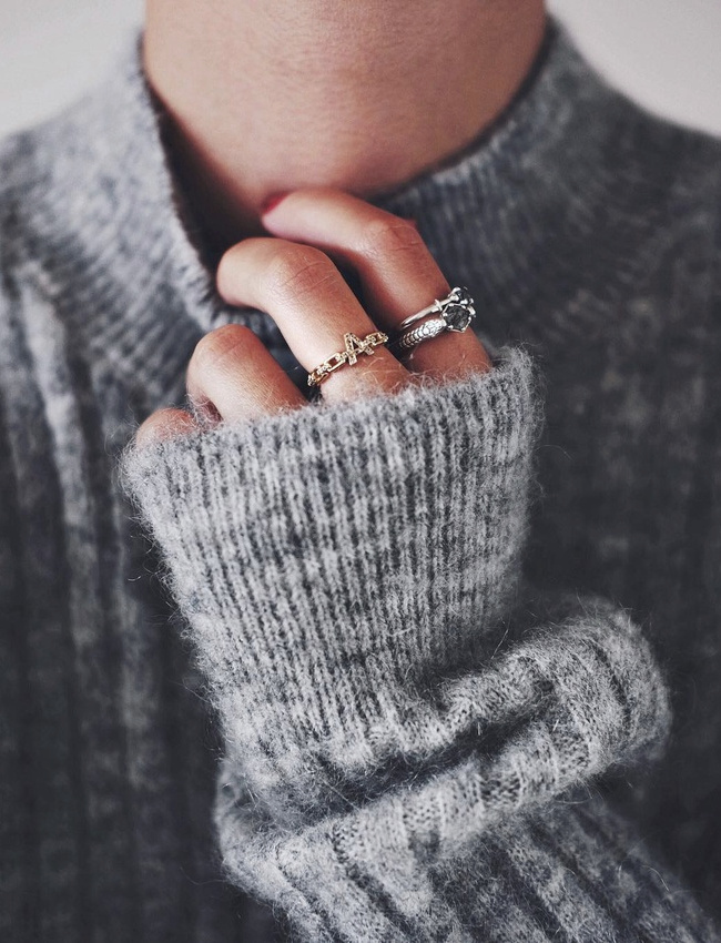 Pull douillet + accumulation de fines bagues = le bon mix