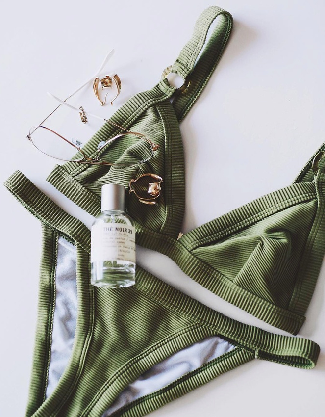 Ce bikini kaki donne envie de filer sous les tropiques...