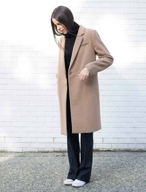 Les baskets blanches restent un bon moyen de twister un look classique