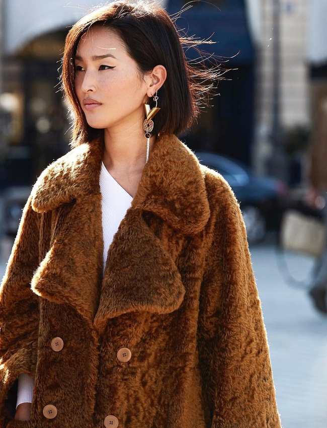 Envie d'un opulent manteau en fausse fourrure chocolat...