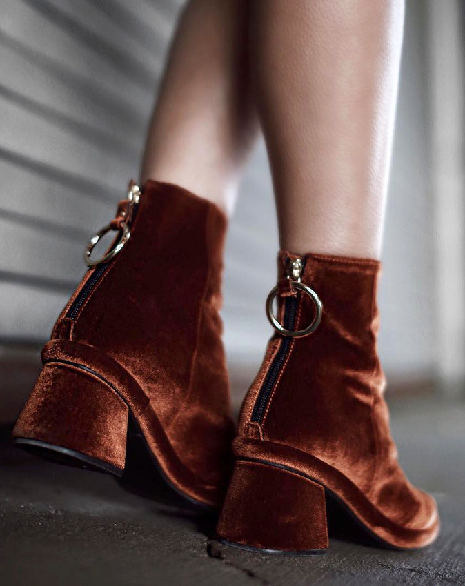 Les talons pyramidaux si�ent bien � la tendance velours