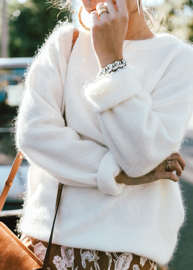 Oui au pull douillet port� de mani�re ultra f�minine !