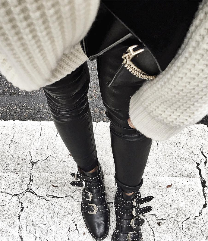 On ne se lasse pas du duo grosse maille/leggings en cuir