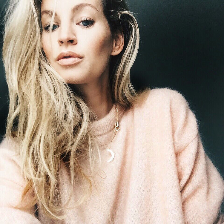 Ah, s'il suffisait de se glisser dans un pull guimauve pour voir la vie en rose...