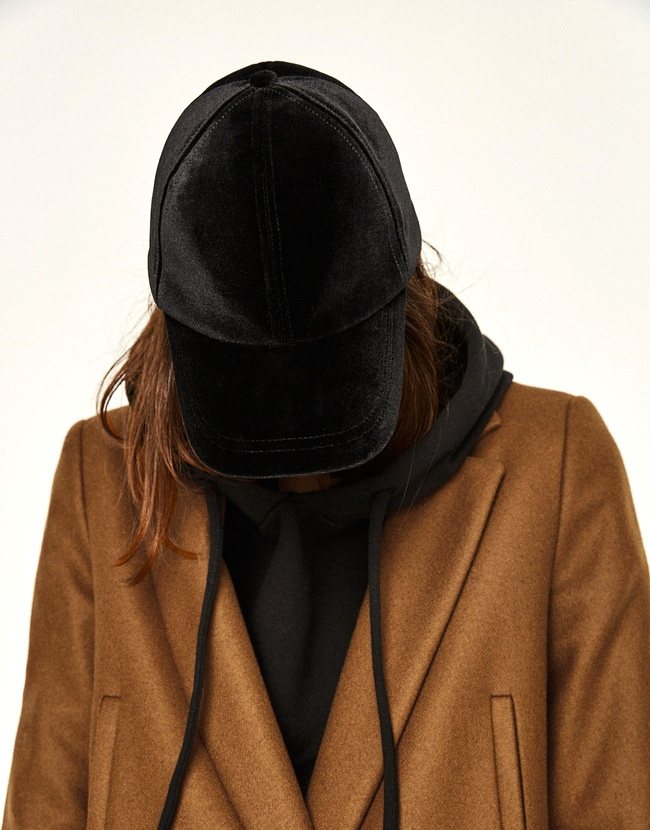 Pardessus + sweat � capuche + casquette = le bon mix