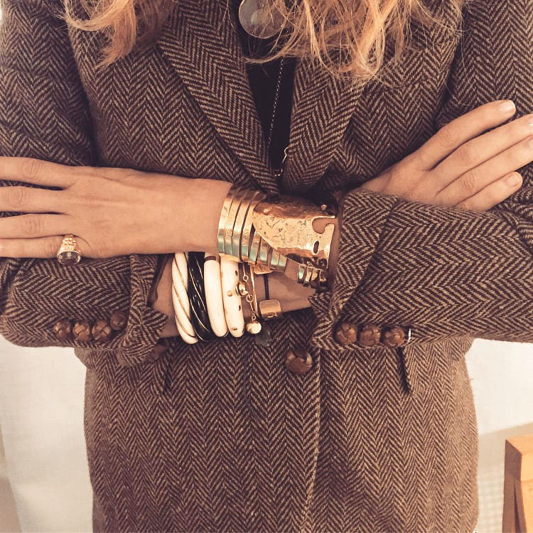 Blazer masculin + accumulation de bracelets = le bon mix