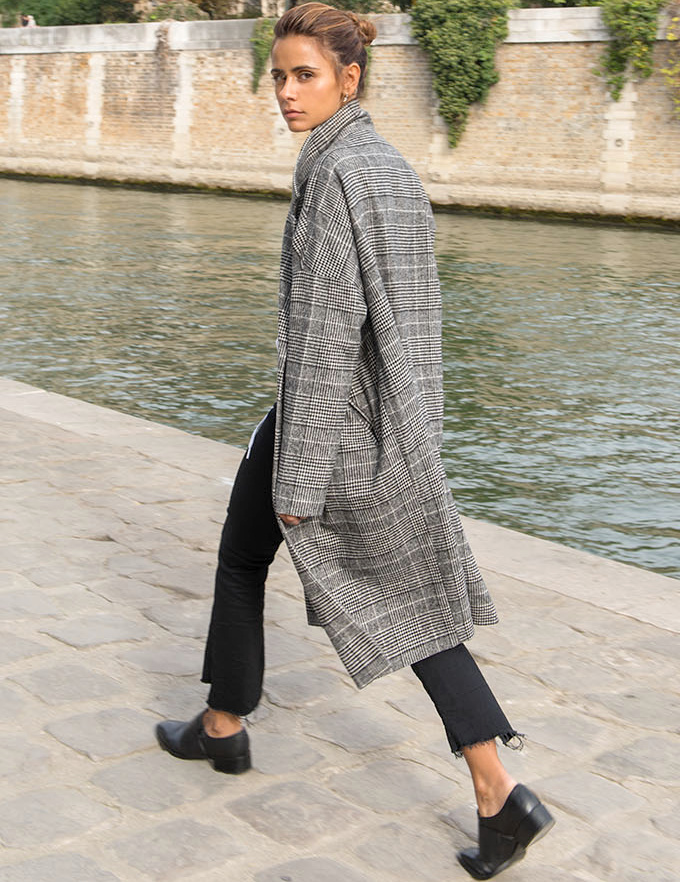 Oui au manteau 3/4 permettant d'oser le gimmick de la cheville nue en plein mois de novembre !