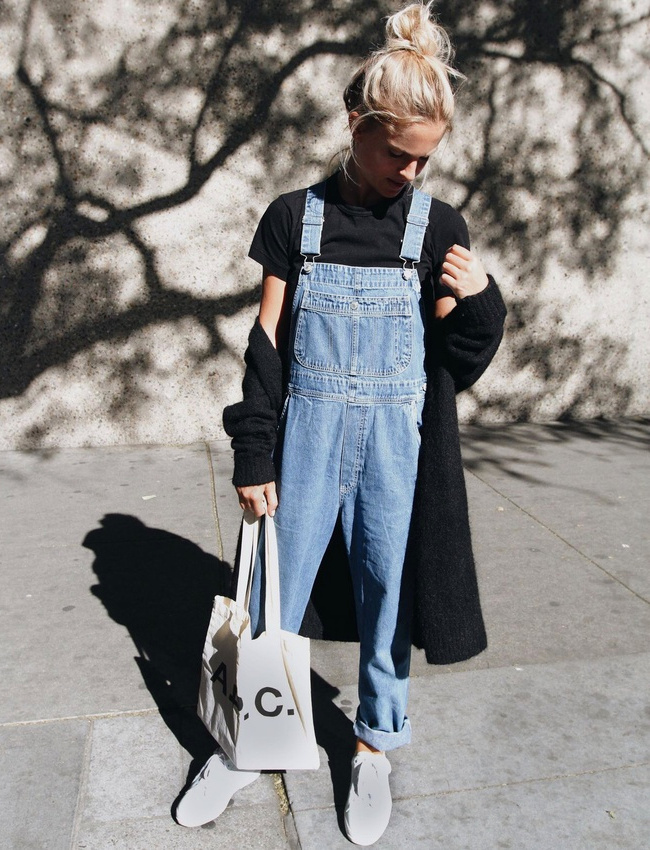 Salopette en jean roulott�e sur la cheville + maxi gilet noir + chignon haut blond = le bon mix