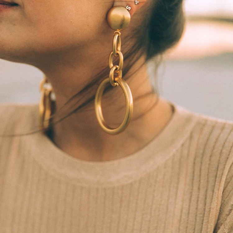 Les boucles d'oreilles se font toujours plus massives : vive le come-back des 80's/90's !