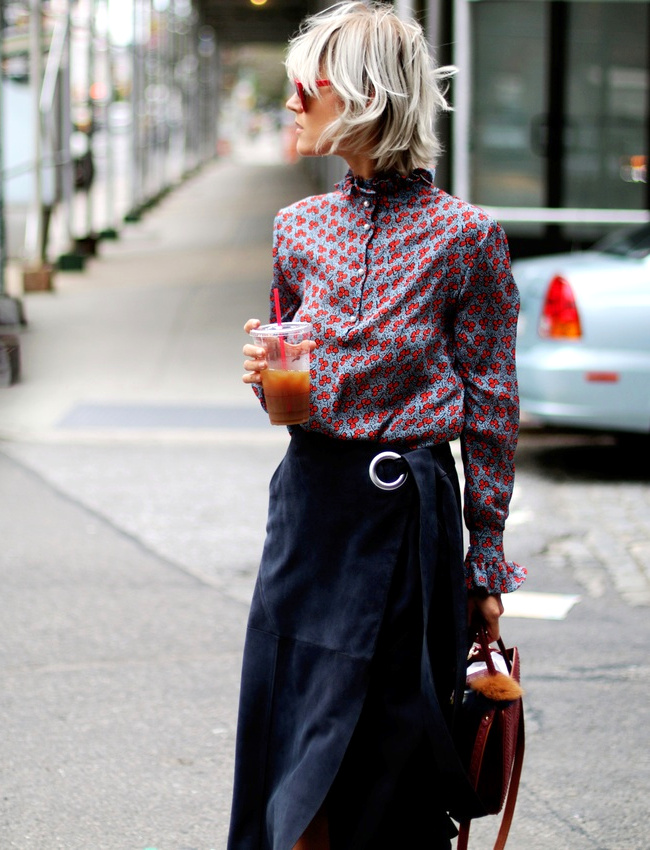 Rien de tel qu'une chemise imprim�e pour d�rider le classique bleu marine