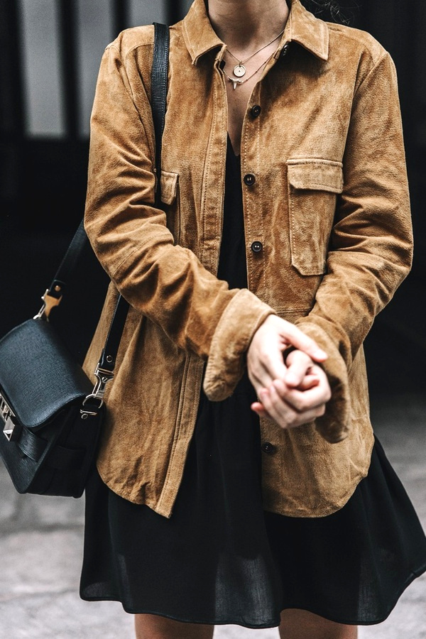 La sur-chemise en daim fait de la concurrence � son homologue en jean...