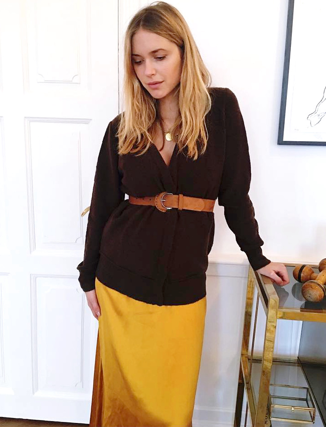 Oui � la ceinture port�e en mode empire pour mettre en valeur les d�buts de baby bump