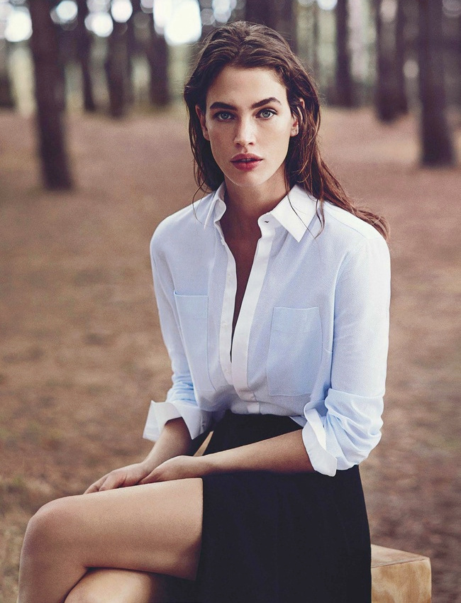 Chemise blanche unisexe + jupe noire fendue = le bon mix