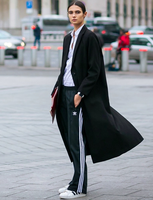 Pardessus sobre + chemise masculine + jogging 3 bandes = le bon mix