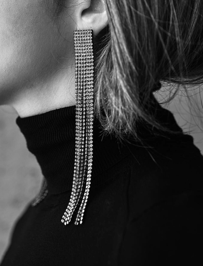 Col roul� + longs pendants d'oreille = le bon mix