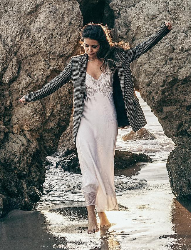 Petit bonheur : s'�vader de sa chambre d'h�tel en subtilisant la veste de son mari pour aller voir la mer...