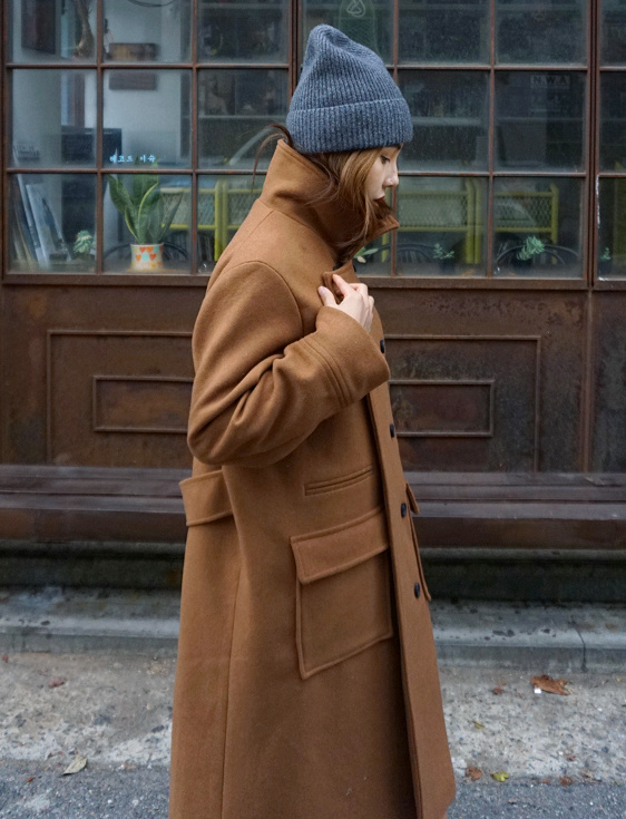 Manteau camel au col relev� + bonnet gris = le bon mix