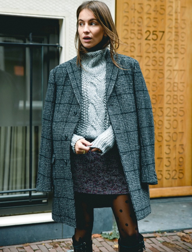 Manteau masculin oversize + mini jupe + gros pull = le bon mix