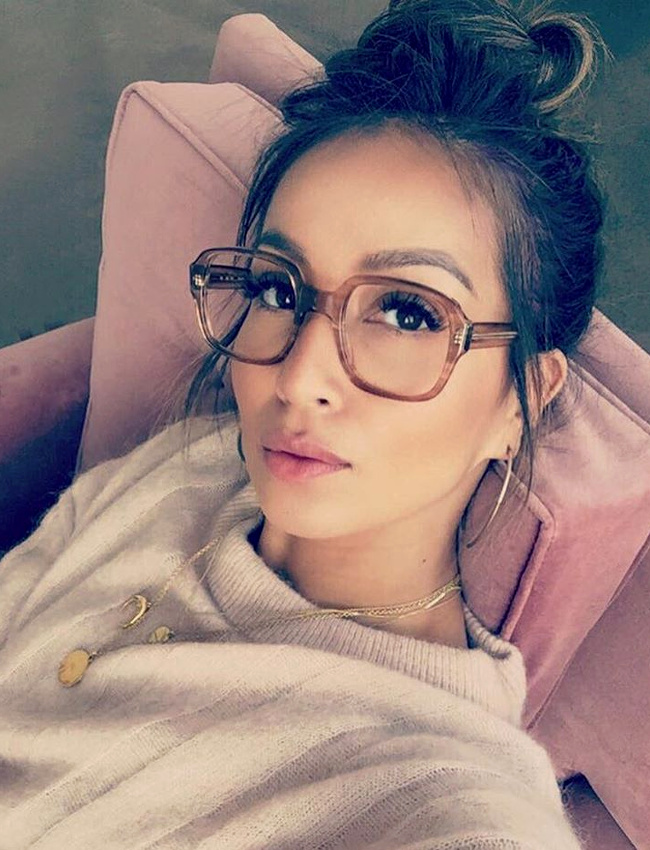 Immenses lunettes de vue + minois sexy = le bon mix