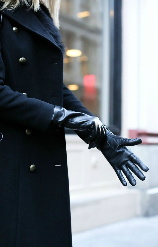 Rien de tel qu'une paire de gants en cuir noir pour chiciser un pardessus bleu marine