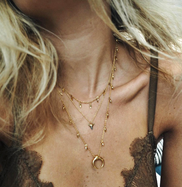 Soutien-gorge en dentelle minimaliste + accumulation de fins colliers = le bon mix